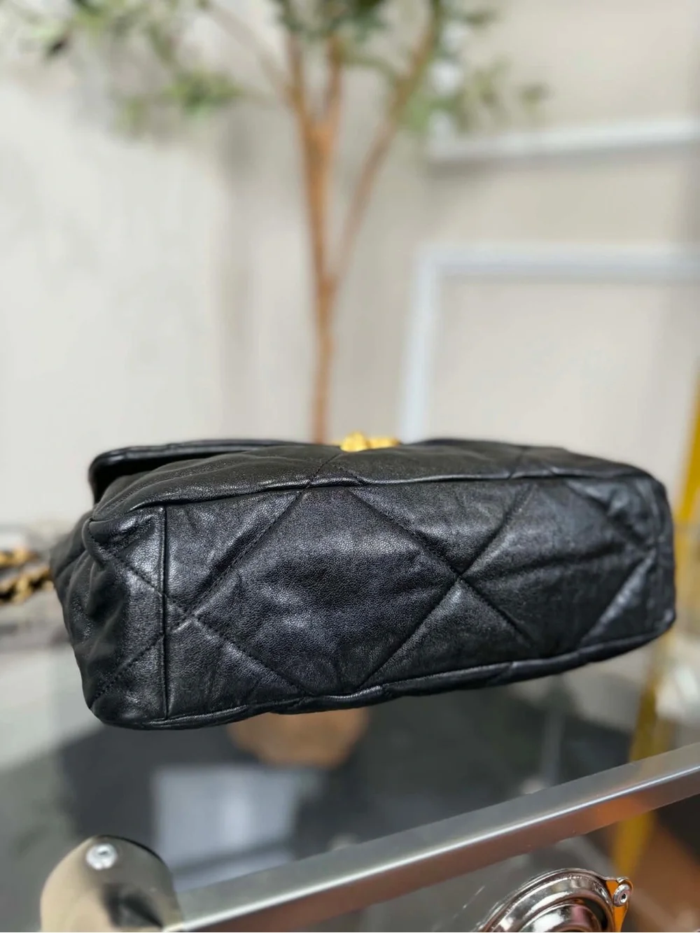 CHANEL Black Quilted Shoulder Bag with Gold Chain CC